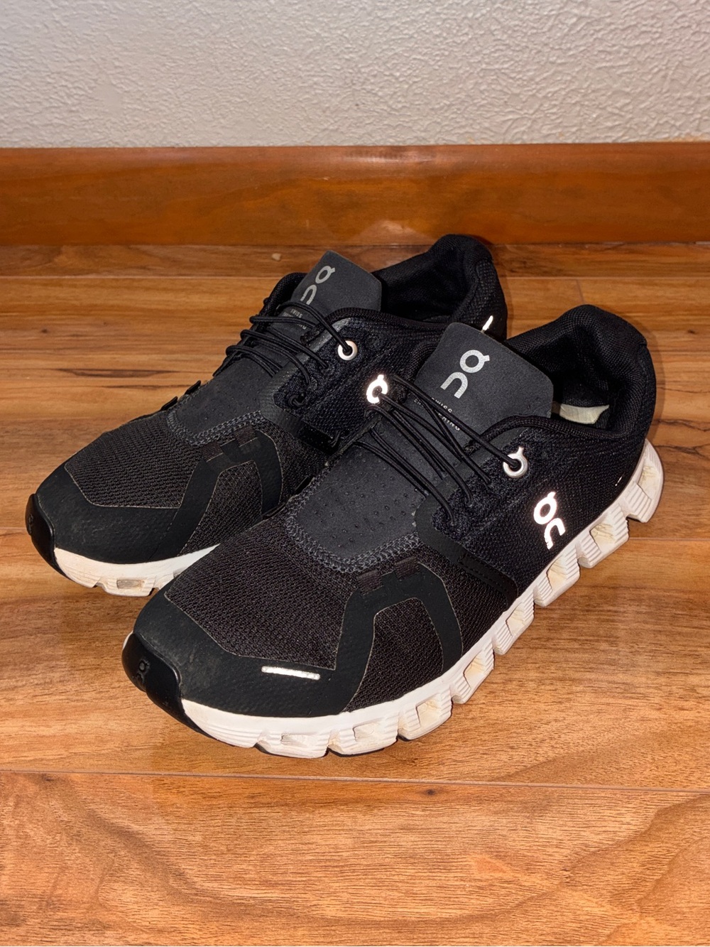 On Cloud Women’s Athletic Running Shoe Sneakers, black/white - 7.5